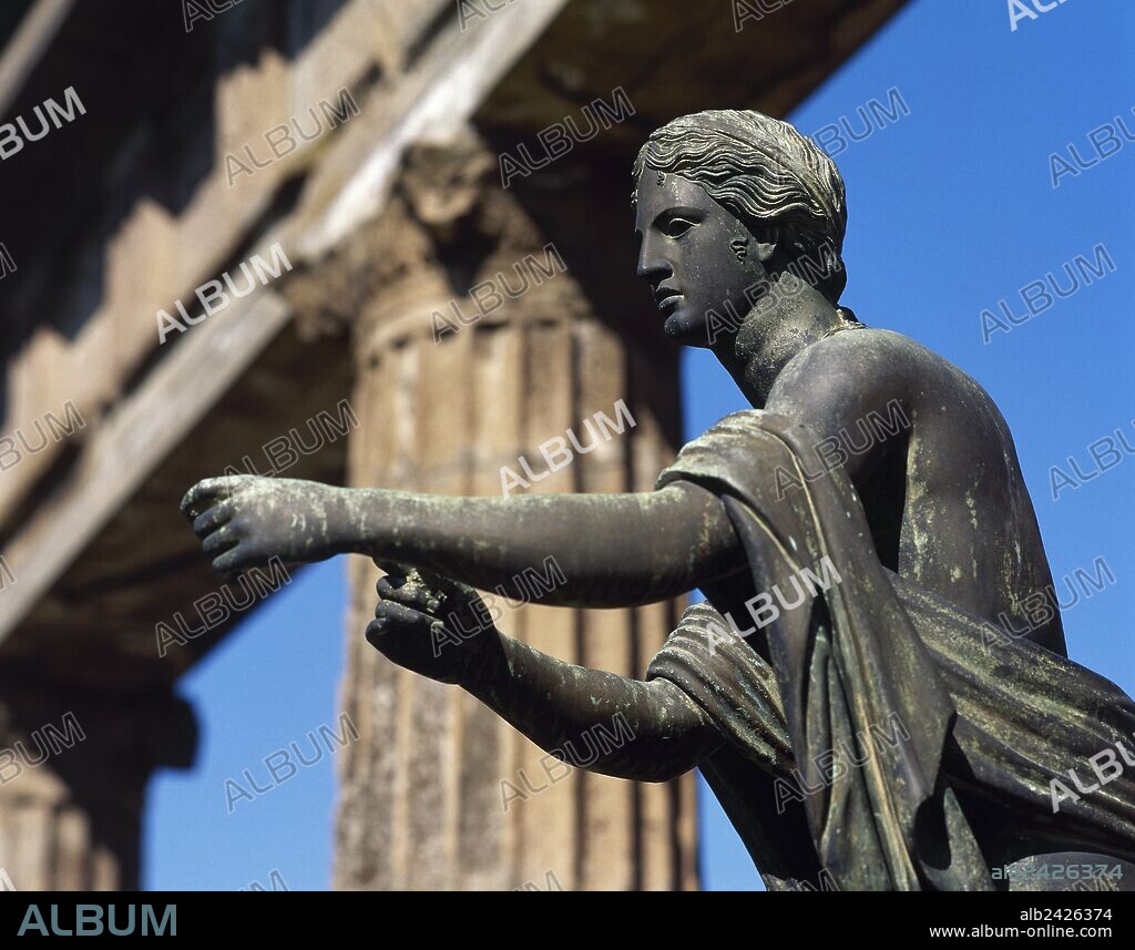 APOLO. Dios griego del día, hermano gemelo de Artemisa. Detalle de la copia del APOLO ASAETEADO (el original se conserva en el Museo Arqueológico de Nápoles). Esta estatua en bronce embellecía el exterior del TEMPLO DE APOLO, anexo al FORO de la ciudad romana de POMPEYA. La Campania. Italia.