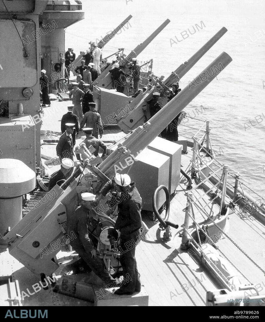 Mayo 1926. Nueva artillería de la marina Norteamericana. Cañones Antiaéreos que Acaban de ser Instalados en el Acorazado "West Virginia", y Cuyas Pruebas Han Dadio un resultado Asombroso, Alcanzando los Disparos A 4000 Metros de Altura. Todos los Buques de Guerra de los Estados Unidos Van A ser Provistos de este Armamento. Edición tarde.