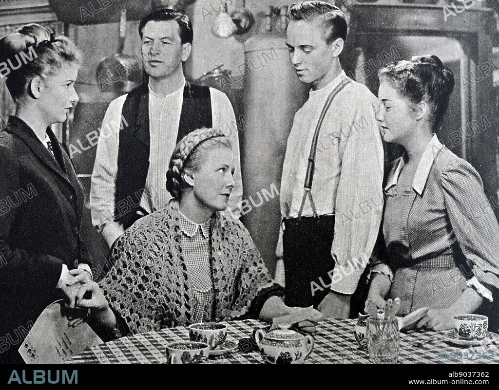 Film still from 'I Remember Mama' starring Irene Dunne, Barbara Bel Geddes, Oskar Homolka, and Edgar Bergen.