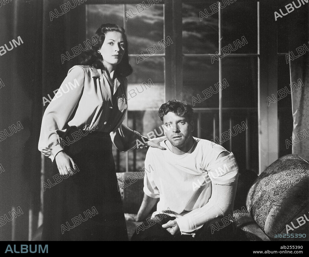 BURT LANCASTER and YVONNE DE CARLO in CRISS-CROSS, 1949, directed by ROBERT SIODMAK. Copyright UNIVERSAL INTERNATIONAL.