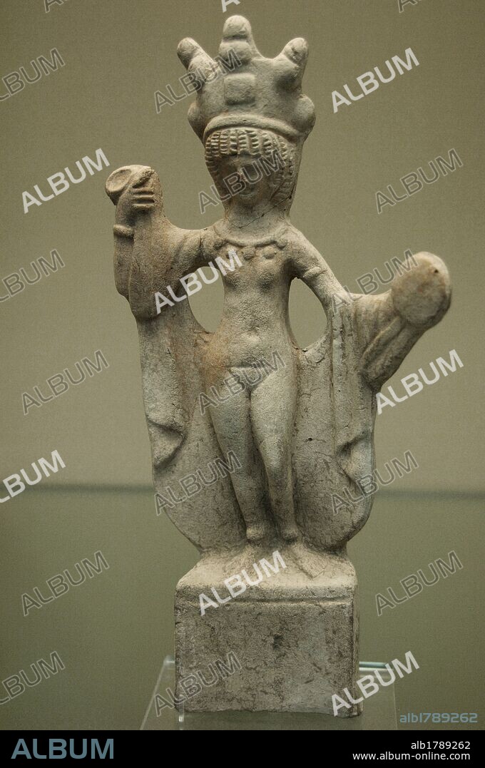 ARTE ROMANO. TUNEZ. S. II d. C. Figura de terracota de VENUS SOSTENIENDO UN ESPEJO. Procede de Thapsus. Museo Británico. Londres. Inglaterra. Reino Unido.