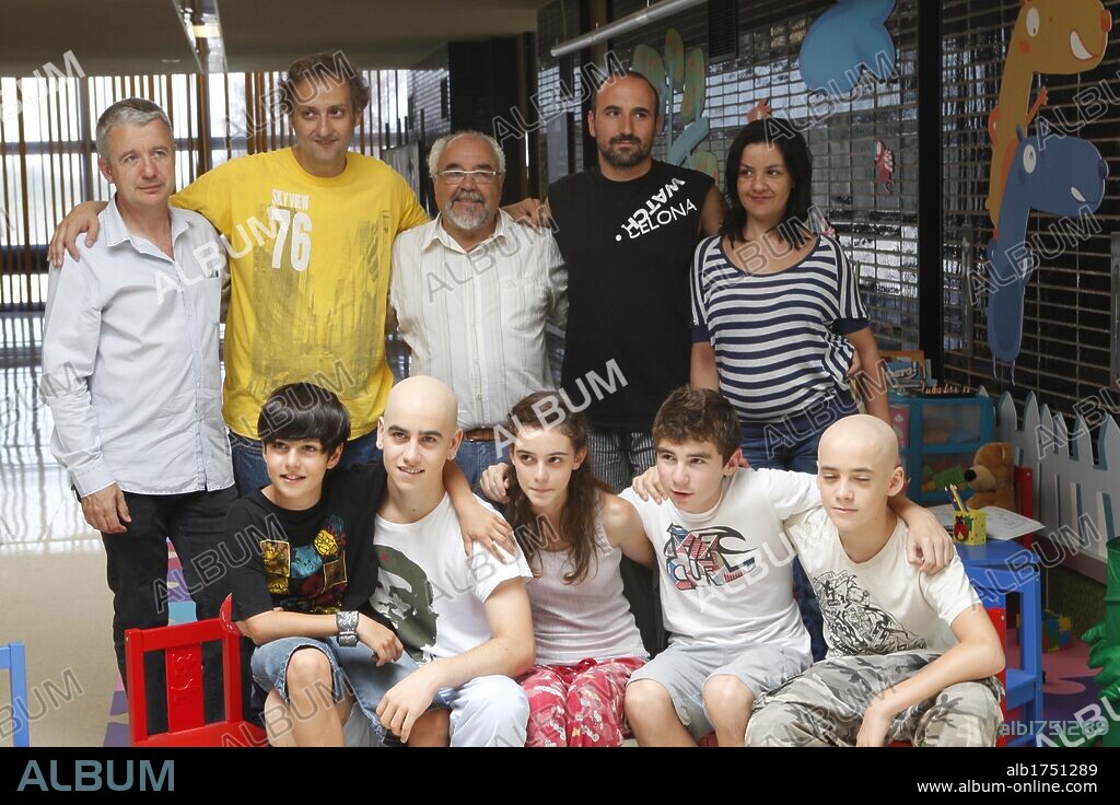 ALBERT ESPINOSA, ALEX MONNER, IGOR SZPAKOWSKI, JOANA VILAPUIG, MARC BALAGUER, NIL CARDONER und PAU FREIXAS in POLSERES VERMELLES, 2011, unter der Regie von ALBERT ESPINOSA und PAU FREIXAS. Copyright FILMAX.