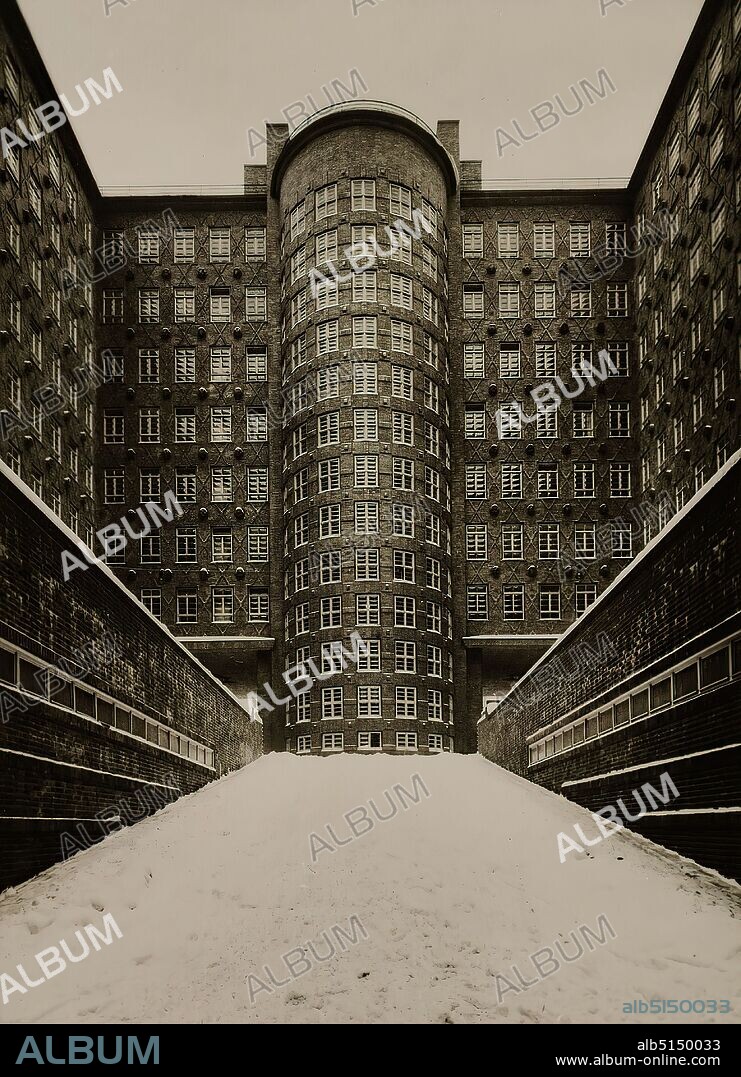 Photographenatelier Gebr. Dransfeld, Carl Dransfeld, Inner courtyard of the Sprinkenhof, Hamburg, silver gelatine paper, black and white positive process, image size: height: 15.50 cm; width: 11.30 cm, stamp: FOTO-HAUS-DRANSFELD, OHLSDORFERSTR. 2, WINTERHUDER MARKTPLATZ, architectural photography, profane architecture, The photo studio Gebr. Dransfeld was founded in 1902 by the trained lithographer Carl Dransfeld and his brother, the painter Adolf Dransfeld, in Berlin and moved to Hamburg in 1904. Building director Fritz Schumacher commissioned the Dransfeld brothers to document the public buildings he had constructed since 1909. This prestigious commission established the Dransfeld brothers as leading architectural photographers in 1920s Hamburg. Among the architects for whom the studio worked were Fritz Höger, Martin Elsaesser, Distel & Grubitz or the Gerson brothers. With their photograph of the Chile House designed by Höger, Carl and Adolf Dransfeld created an icon of architectural photography. By creating a strong view from below and using a wide-angle lens, they reinforced the expressionist character of the building's top, thus contributing significantly to the popularity of modern Hamburg brick architecture. (Sven Schumacher).