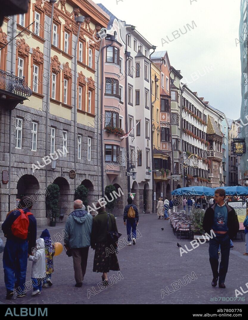 CALLE HERZOG FRIEDRICH STRASSE DONDE SE ENCUENTRA EL TEJADILLO DE ORO - CASCO ANTIGUO DE INNSBRUCK.