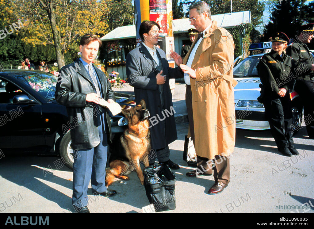 A body was discovered in Währinger Park. Moser (TOBIAS MORETTI, M.) assisted by Böck (HEINZ WEIXELBRAUN) questions the specialist Dr. Graf (GERHARD ZEMANN, r.) Director: Peter Carpentier aka. Buried Alive / Title: COMMISSIONER REX / BRD 1997.