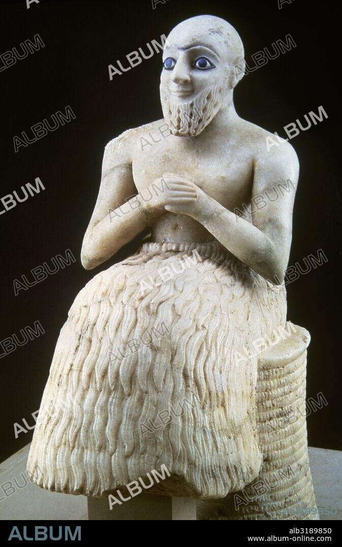 ARTE MESOPOTAMICO. III MILENIO. EL INTENDENTE EBIH-IL (h. 2500-2340 a. C.). Estatuilla votiva en alabastro (52,5 cms.) procedente del templo de Ishtar, en Mari. El funcionario aparece sentado, con las manos cruzadas sobre el pecho y luciendo el faldellín sumerio. Ojos pintados con lapislázuli. Es una estatua votiva en honor a la diosa Ishtar. Museo del Louvre. París. Francia.