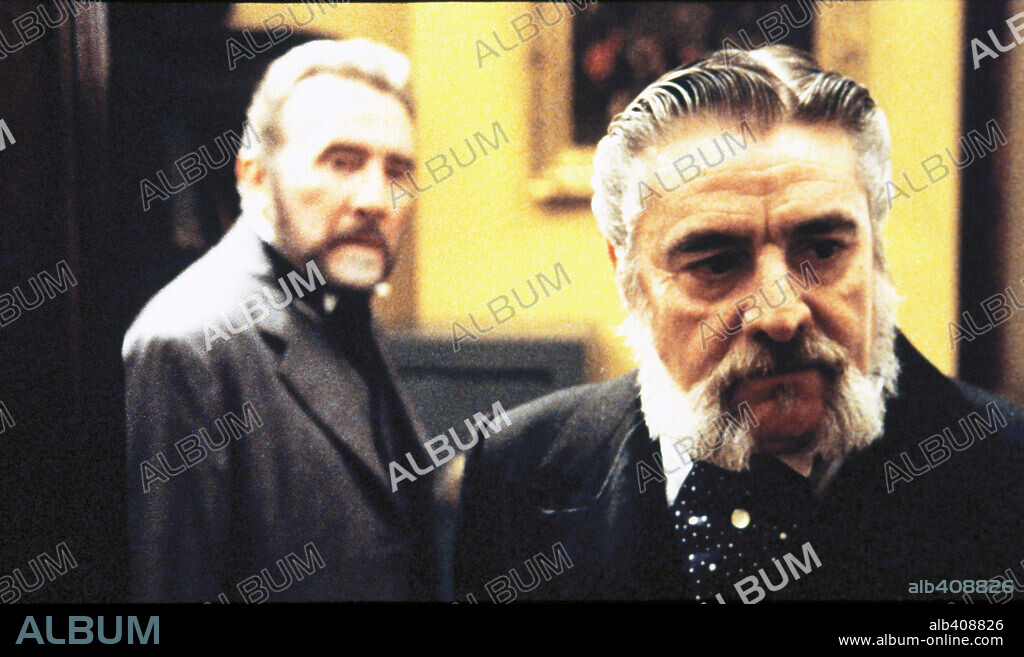 ENRIC ARREDONDO y FERNANDO GUILLEN en LA FIEBRE DEL ORO, 1993 (LA FEBRE D'OR), dirigida por GONZALO HERRALDE. Copyright TRASBALS, S.A./TVE/TVC.