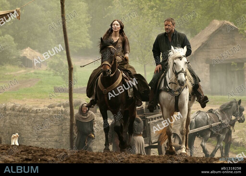 CATE BLANCHETT y RUSSELL CROWE en ROBIN HOOD, 2010, dirigida por RIDLEY SCOTT. Copyright UNIVERSAL PICTURES.