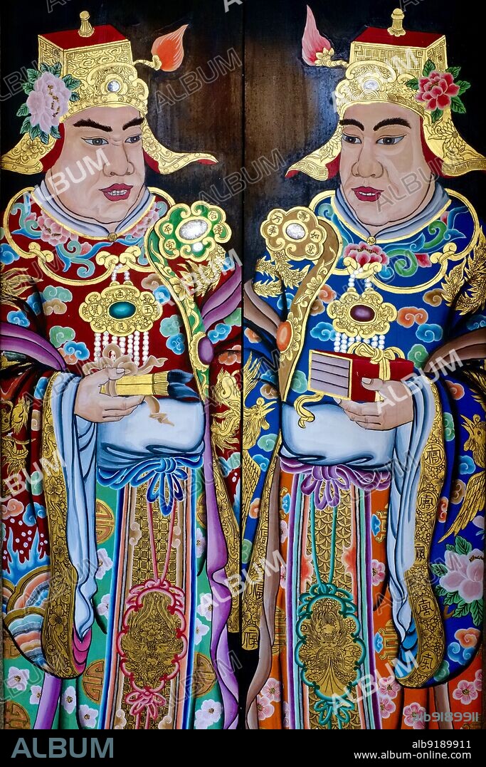 Singapore: A door painting depicting wealthy Chinese merchants bearing gifts at Thian Hock Keng Temple, Telok Ayer Street in Singapore's Chinatown area. The temple, also known as the Tianfu Temple, was established in 1839 and was built for the worship of the Chinese sea goddess, Mazu. It is the oldest Hokkien temple in the country.