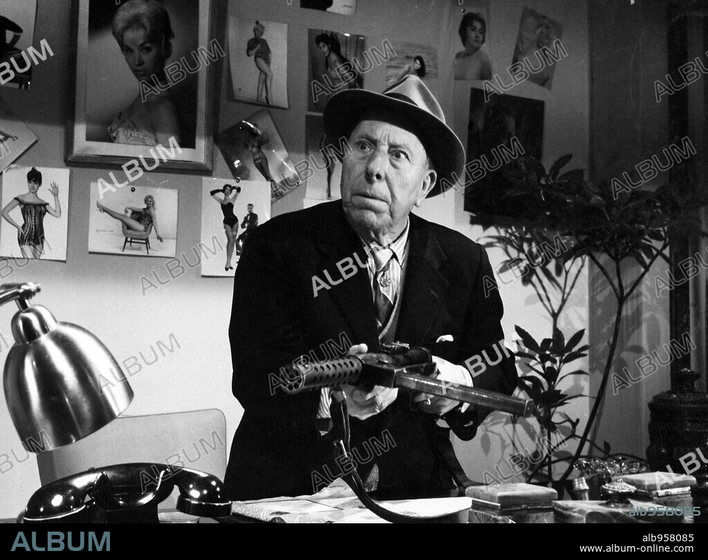 JOSE ISBERT en LA PANDILLA DE LOS ONCE, 1963, dirigida por PEDRO LAZAGA. Copyright BUHIGAS FILMS.