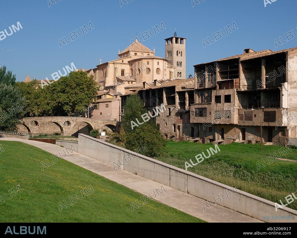 VISTAS GENERALES DEL PUEBLO Y LA CATEDRAL DE SANT PERE  VIC, BARCELONA, CATALUÑA, ESPAÑA.