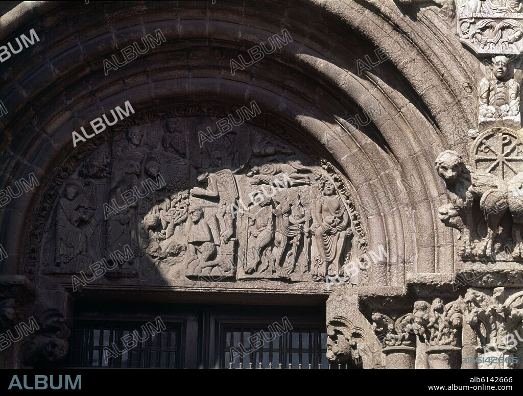 EXTERIOR-TIMPANO DE LA PUERTA IZQUIERDA DE LA FACHADA DE PLATERIAS-1103/1117-MUJER ADULTERA.
