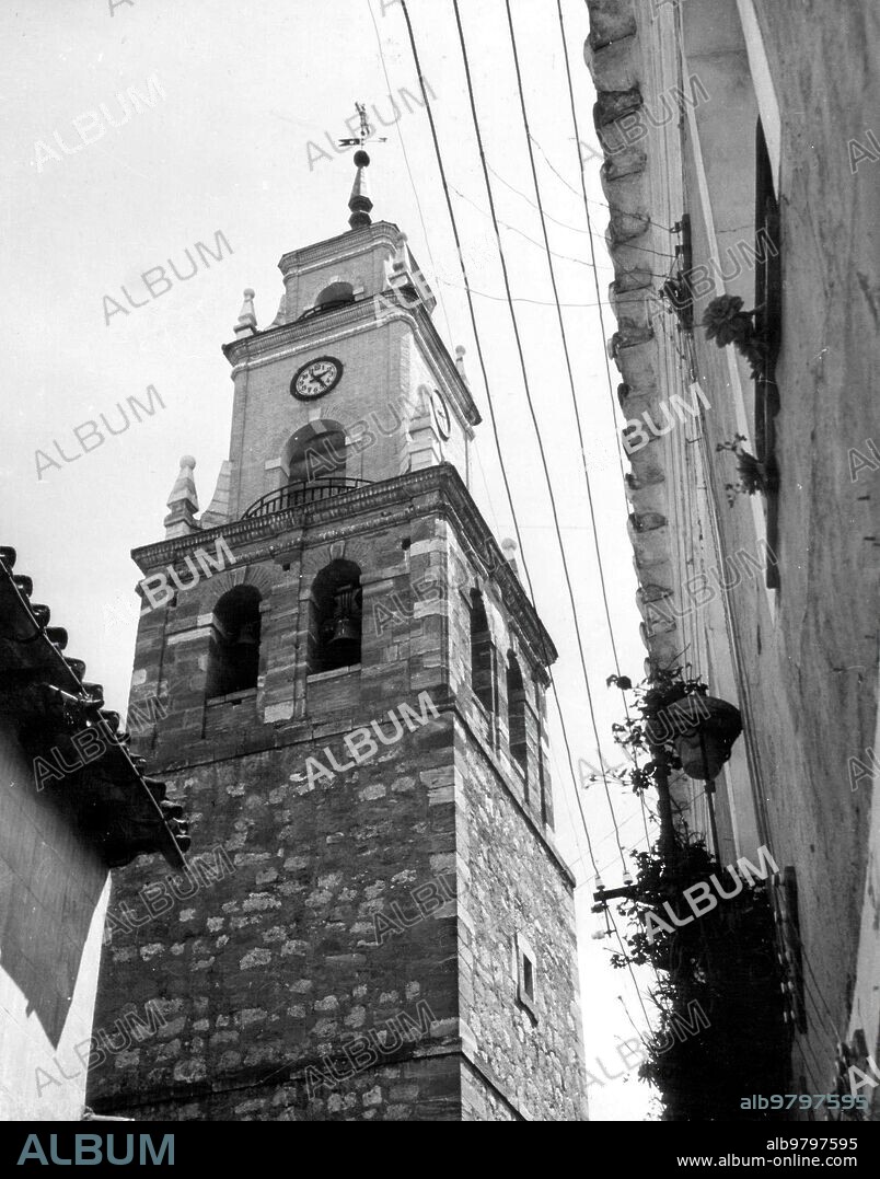 1957. Vista de la torre de la iglesia del pueblo Villacañas (Toledo).