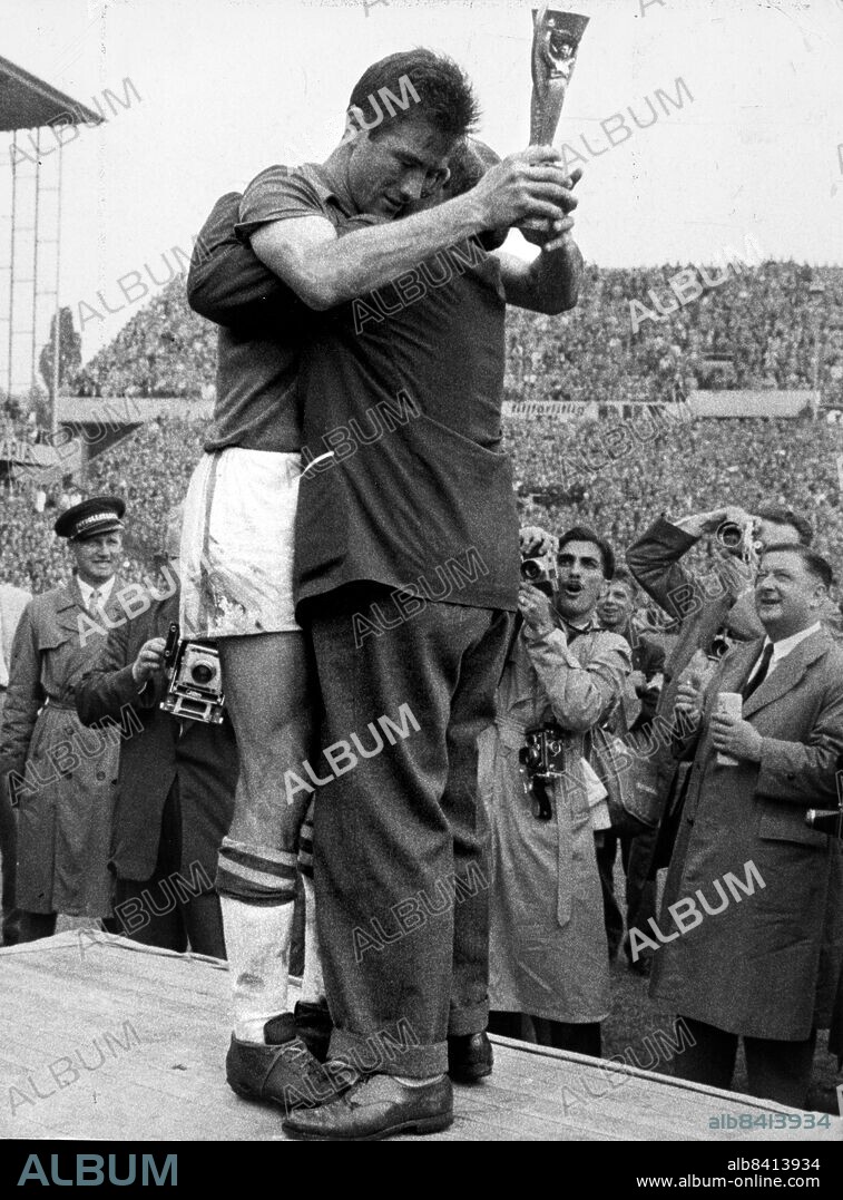 FILE 19580629. Brazilian national soccer team captain Hilderaldo Luiz Bellini holds the World Cup trophy during the prize ceremony after Brazil beaten Sweden with 5-2 in the 1958 FIFA World Cup soccer final at Rasunda Stadium in Stockholm, Sweden, on June 29, 1958.. Photo: Olle Seijbold / SCANPIX SWEDEN / Code: 51. **SvD OUT**.