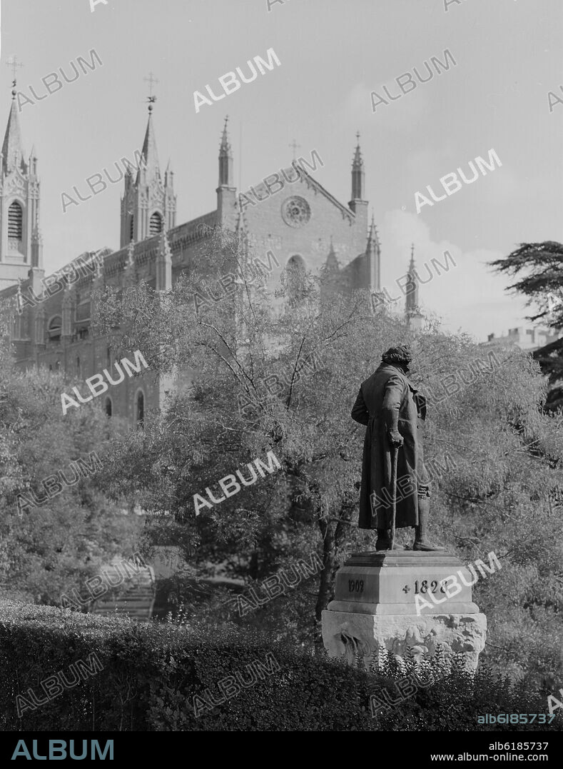 ESTATUA DE GOYA REALIZADA POR BENLLIURE FRENTE A LA IGLESIA DE SAN JERONIMO EL REAL - FOTOGRAFIA EN BLANCO Y NEGRO - AÑOS 50.
