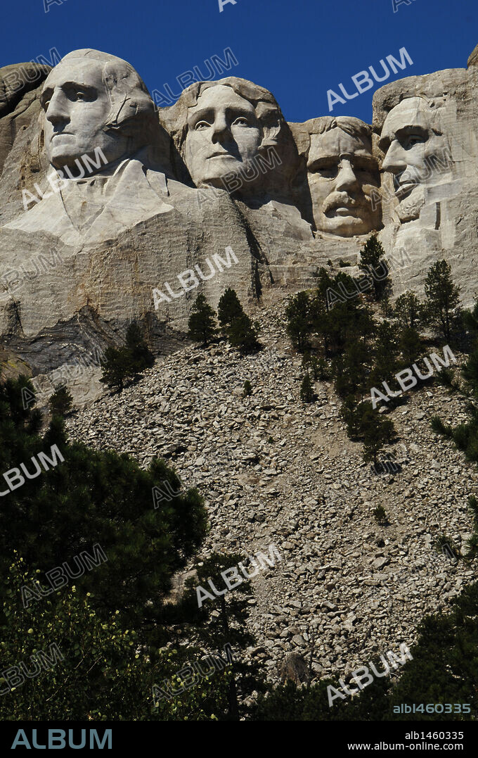 ESTADOS UNIDOS. MOUNT RUSHMORE (MONTE RUSHMORE). Vista de las cabezas de los presidentes norteamericanos, de izqda. a dcha.: George WASHINGTON, Thomas JEFFERSON, Theodore ROOSEVELT y Abraham LINCOLN, esculpidas entre 1927 y 1941 por Gutzon BORGLUM. Declarado Monumento Nacional en 1925. KEYSTONE. Estado de Dakota del Sur.