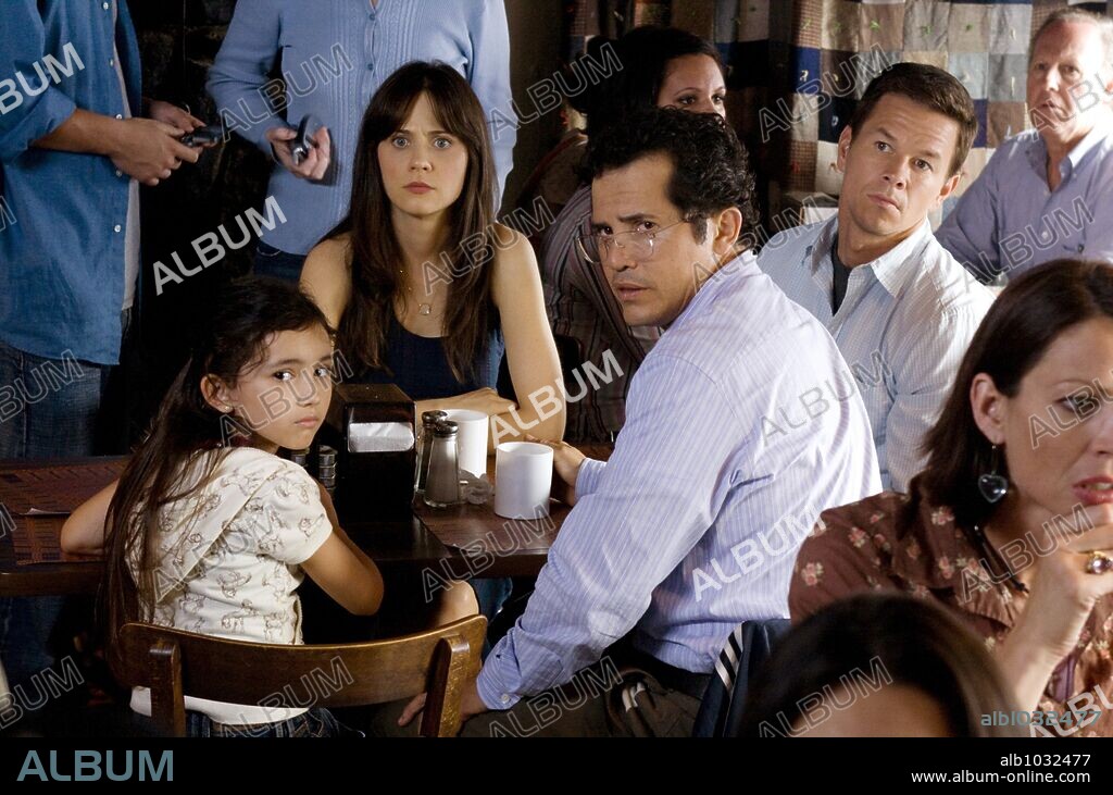 ASHLYN SANCHEZ, JOHN LEGUIZAMO, MARK WAHLBERG and ZOOEY DESCHANEL in THE HAPENING, 2008 (THE HAPPENING), directed by M. NIGHT SHYAMALAN. Copyright BARRY MENDEL PROD./BLINDING EDGE PICTURES/SPYGLASS ENTERT. / ROSENTHAL, ZADE.