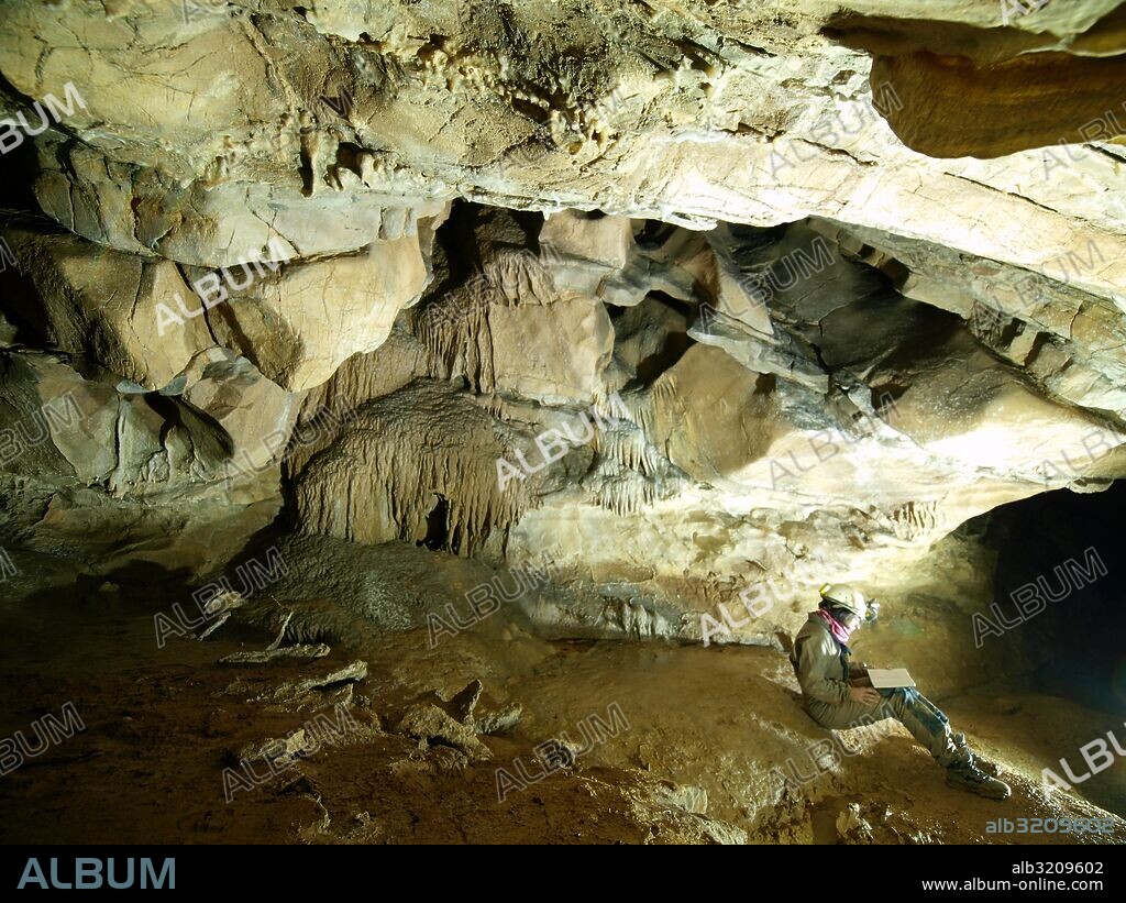 CUEVA DE ALTXERRI. INTERIOR CUEVA.   . AYA, GIPUZCOA, PAIS VASCO, ESPAÑA.