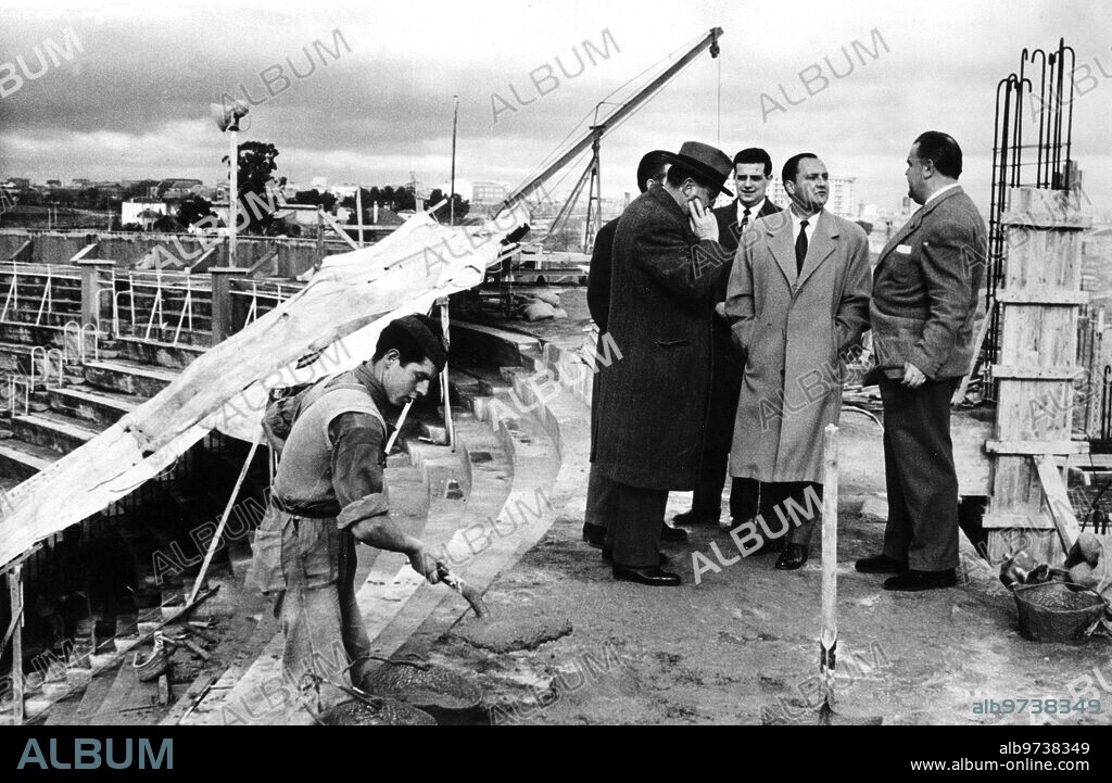 1944. Estadios - Santiago Bernabéu - Obras - visita A las Obras del nuevo estadio de los Directivos Madridistas, Acompañando A Miro Sans, presidente del Barcelona -fecha Aproximada.
