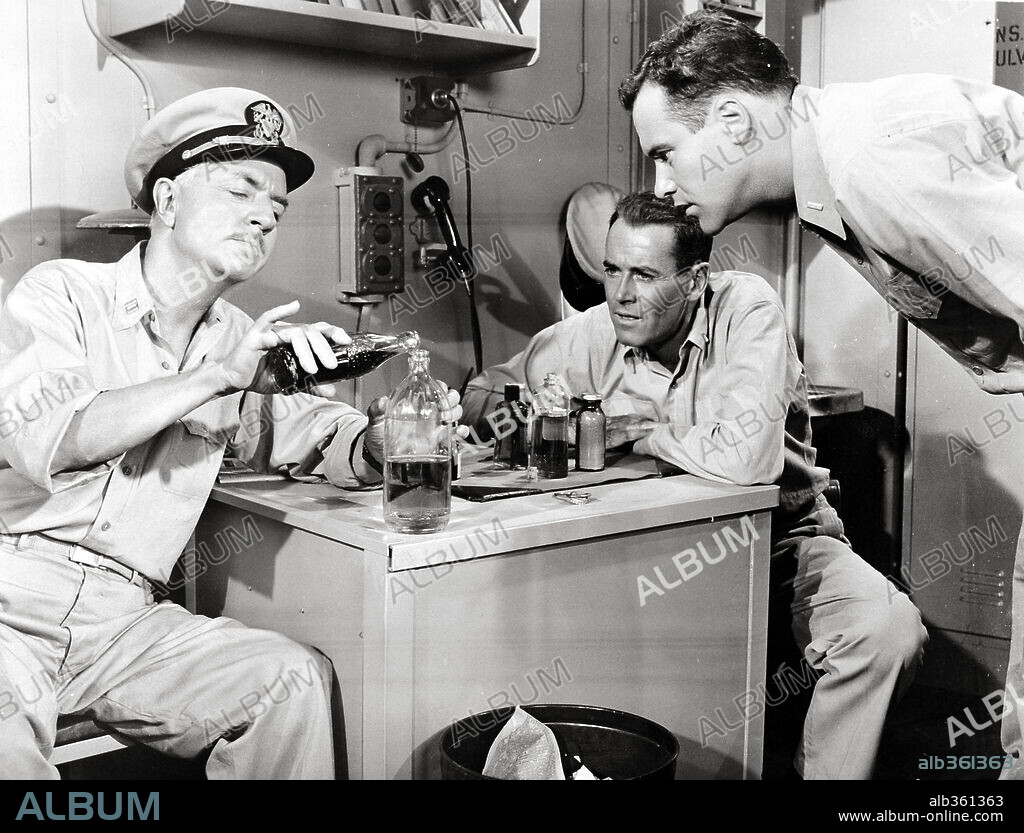 HENRY FONDA, JACK LEMMON and WILLIAM POWELL in MISTER ROBERTS, 1955, directed by JOHN FORD and MERVYN LEROY. Copyright WARNER BROTHERS.
