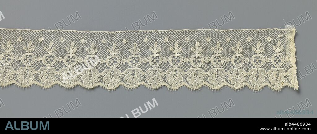 Bobbin lace strip with hanging pomegranate, Natural Bobbin lace strip: Mechelen lace. The repeating pattern consists of a hanging pomegranate, with a large incised leaf hanging straight down, three smaller leaves on top forming the crown of sepals and flower remnants typical of the grantate apple. The consecutive pomegranates are connected by a circle. At the top of the strip is a row of circles, one circle between two pomegranates. The motifs are connected by a nice mesh ground, a Mechelen ground. The motifs are made in linen with cutouts and thicker and shiny contour threads. A decorative soil has been used in the pomegranates and the incised leaves, with berries made in the center in form. An ornamental soil with coarser diamond-shaped meshes has been applied in the space under the apples, up to the incised leaves. The top of the strip is finished straight. The scallop edge along the underside undulates along the incised leaves and is finished with picots. The short sides are finished with a zoom., anonymous, Mechelen, c. 1825 - c. 1880, linen (material), Mechlin (lace), l 150 cm × w 4 cm ×, 1.4 cm.