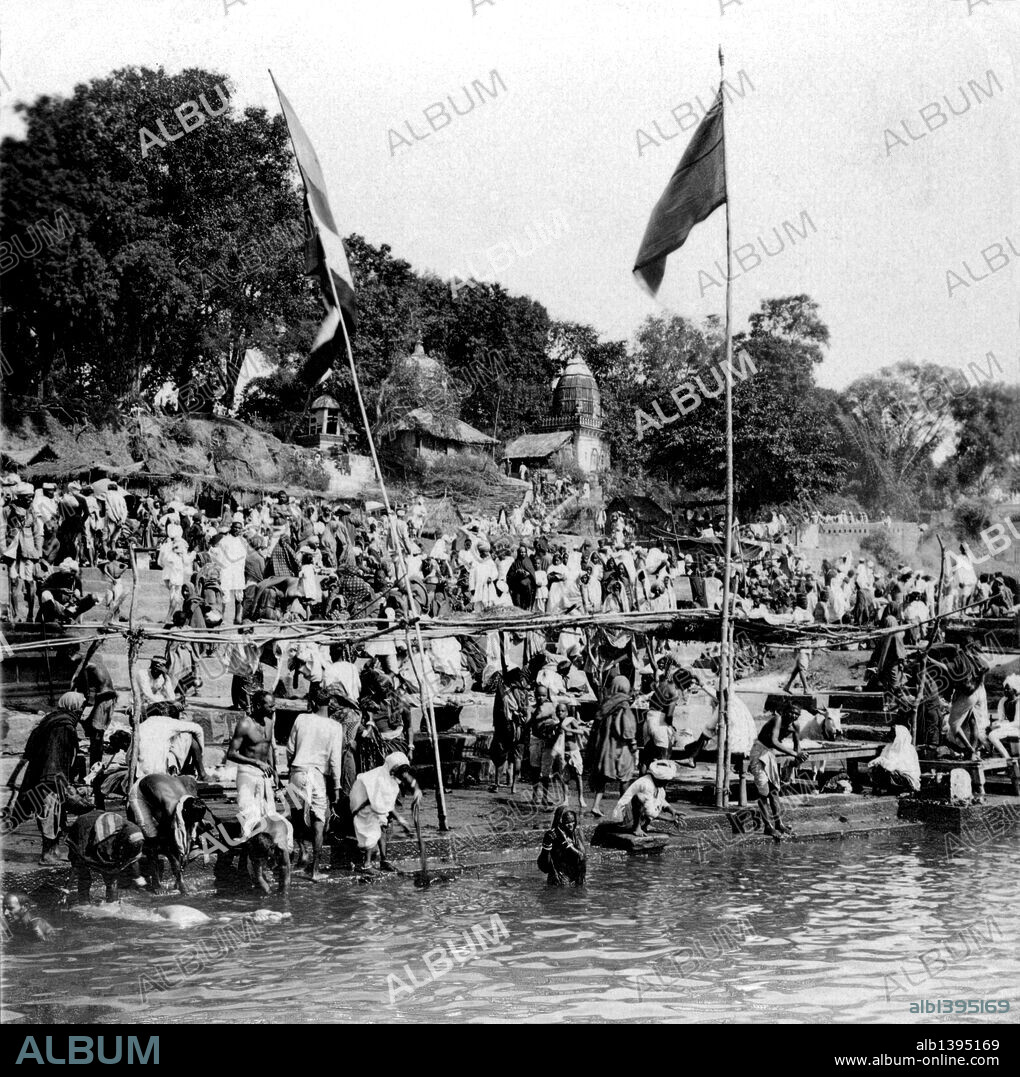 Día de fiesta a orillas del rio Narmada, en Jubbulpore, India. Año 1909. Fotografía en blanco y negro.