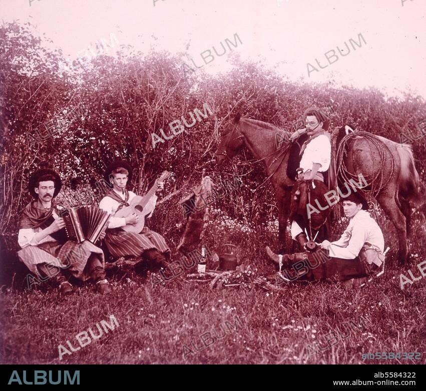 Ethnologie / Amérique du sud. Gauchos faisant une halte dans les montagnes de Arapey Grande dans la région de Salto (Uruguay). Photographie, anonyme, v. 1900. Paris, collection Bernard Garrett.