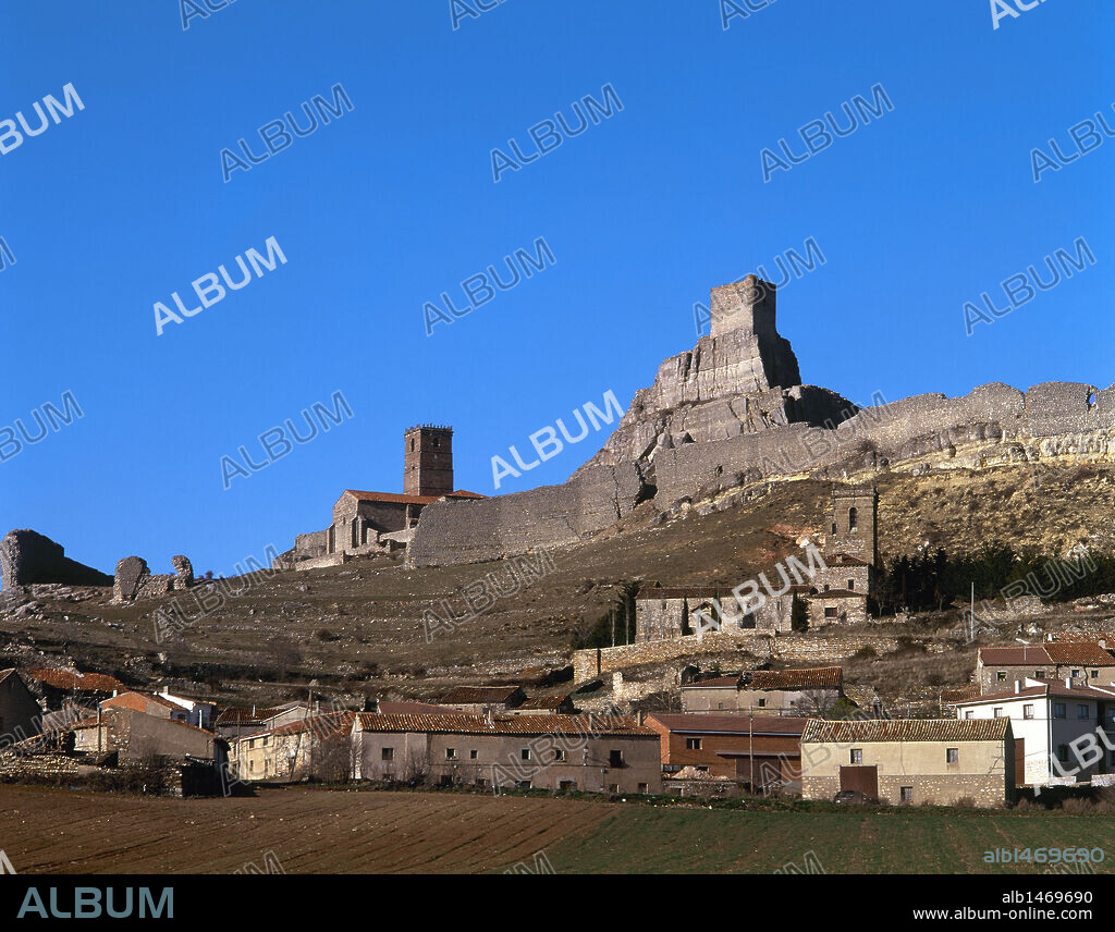 ATIENZA. Overview of the town dominated by the castle built in the twelfth century. Guadalajara province. Castile-La Mancha. Spain.