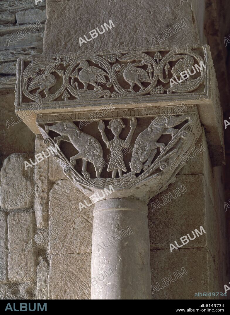 INTERIOR - CAPITEL VISIGOTICO - SIGLO VII - DANIEL EN EL FOSO DE LOS LEONES.