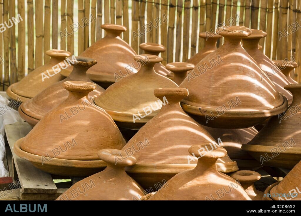 Tajines, cazuela de barro cocido, Tetuan, Marruecos, norte de Africa, continente africano.