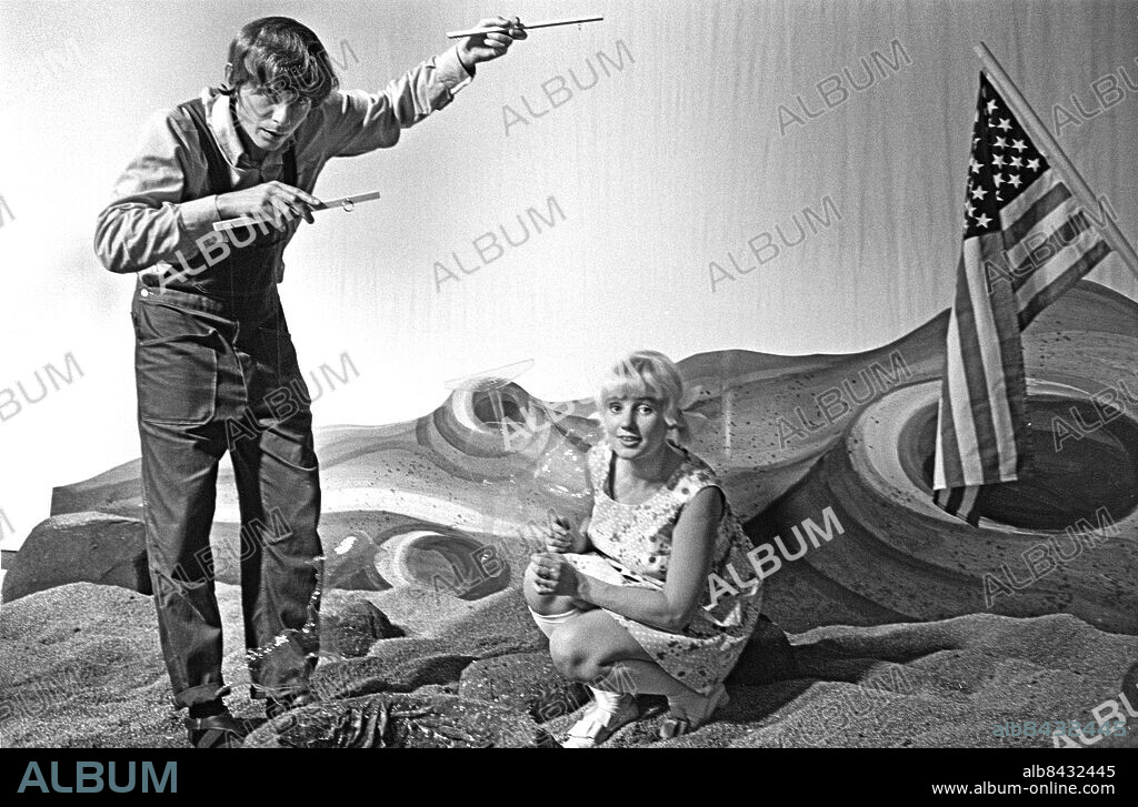 1969-08-26.. KNACKA PÅ HOS STAFFAN OCH EVA I DET BLÅ. Barnprogram i TV.. Sänt under säsongen 1969.. Här ses Staffan Westerberg, regissör, dramatiker och skådespelare, och kollegan Eva Hammar.. Foto: Bertil S-son Åberg / RiR / SVT / Kod: 5600. RiR 19551 sv/v.