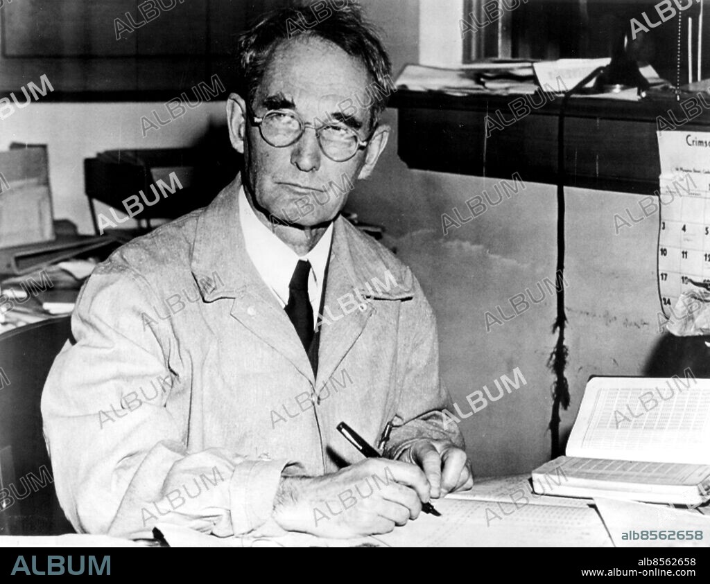 Orig. bildtext... BRIDGMAN WON NOBELPRIZE FOR PHYSICS. Cambridge, Mass... Dr. Percy Williams Bridgman, of Harvard University, is shown in his laboratory there after he had been notified that the Swedish Academy of Science had awarded him the Nobel Prize for physics for outstanding work which complements Modern Atomic Physics. The Prize is 121,524 kronor, or approximately $29,165. Three other americans shared the similar award for outstanding work in chemistry. Anm. Nobelpriset i fysik 1946. persons: Percy Williams Bridgman sites: USA.