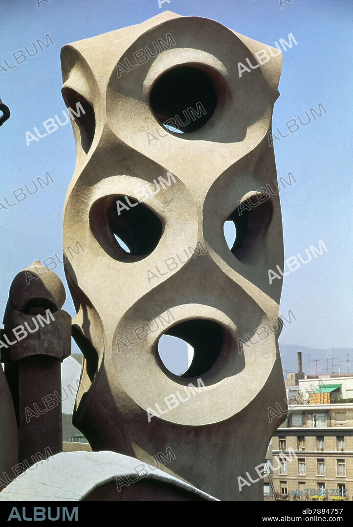 ANTONI GAUDÍ. EXTERIOR - CHIMENEA DE LA CASA MILA - 1906-1910 - MODERNISMO CATALAN.