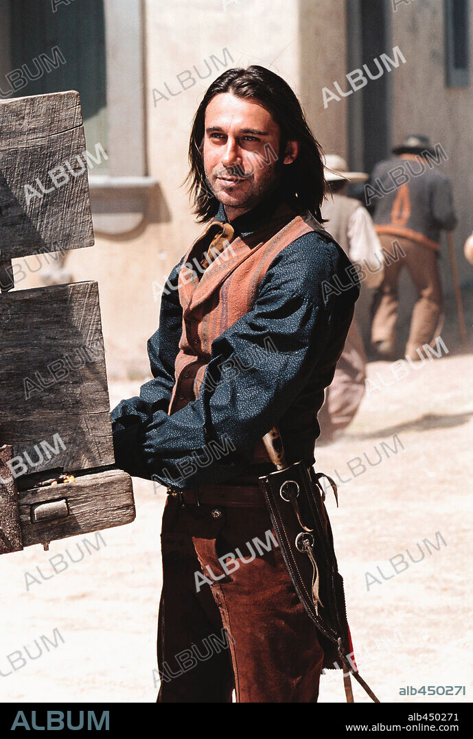 JORDI MOLLA en ALAMO, LA LEYENDA, 2004 (THE ALAMO), dirigida por JOHN LEE HANCOCK. Copyright BUENA VISTA.