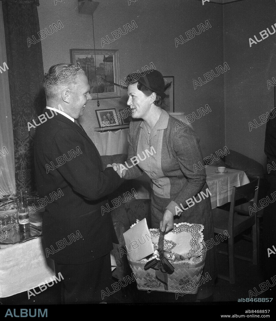 Göteborg - 1955-01-14 - Före fotbollsspelaren Sven Rydell uppvaktas på sin 50-årsdag *** Local Caption *** GT Låda Krep 2010-01. KAMERAREPORTAGE.