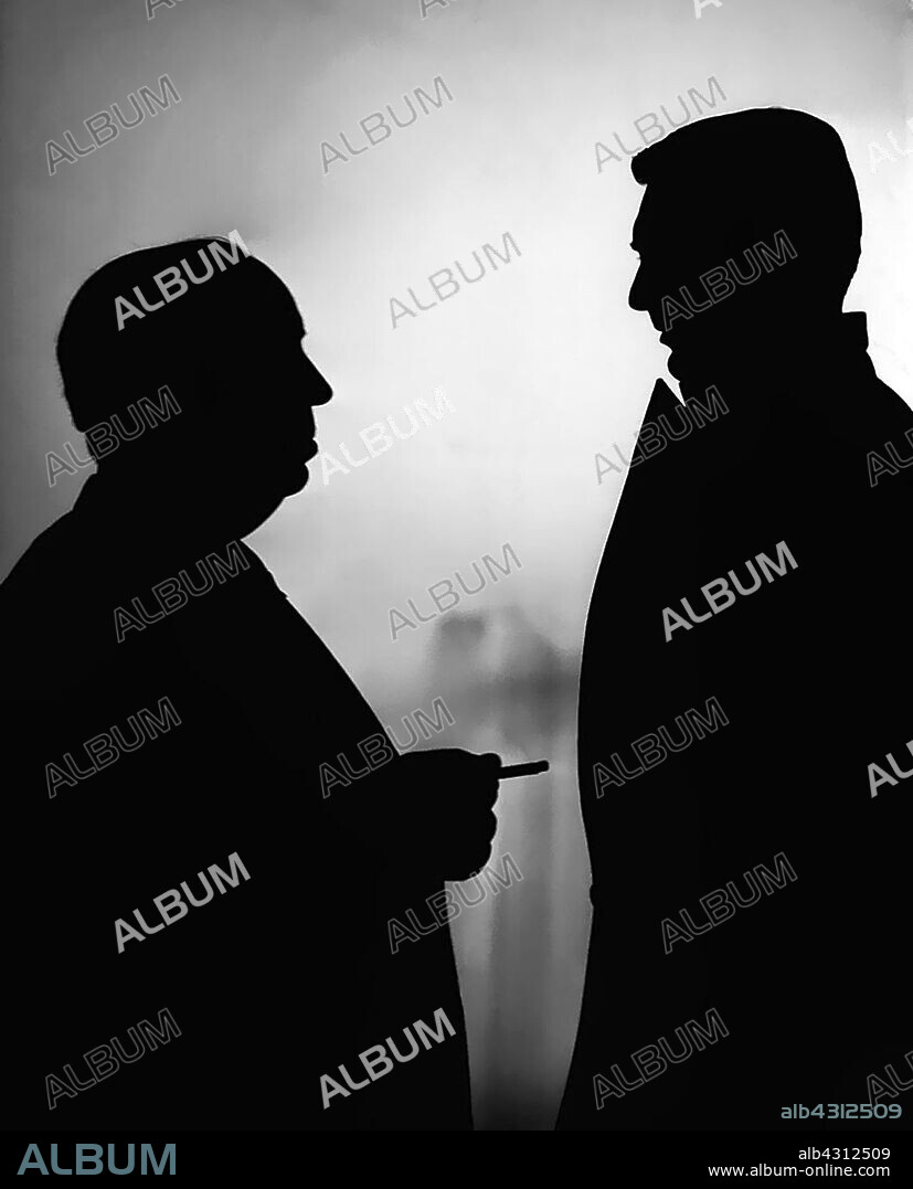 ALFRED HITCHCOCK y CARY GRANT en ENCADENADOS, 1946 (NOTORIOUS), dirigida por ALFRED HITCHCOCK. Copyright RKO RADIO PICTURES.