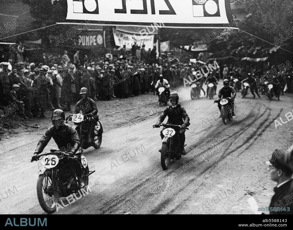Verkehr: Motorrad. Buckower Dreieck-Rennen, große Landstraßenprüfung des ADAC für Motorräder und Wagen: Start zum Motorradrennen über 200 km. Foto, um 1928.