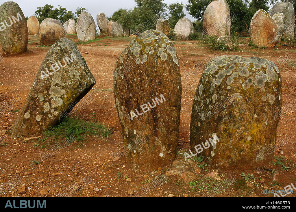 ARTE PREHISTORICO. NEOLITICO. PORTUGAL. CROMLECH DOS ALMENDRES. Es el mayor de la Península Ibérica. Pertenece al período entre el Neolítico y el Calcolítico. Aparece formado por 92 menhires de varios tamaños que forman dos recintos orientados según las direcciones equinocciales. Algunos menhires muestran inscripciones geométricas o de carácter astral. EVORA. El Alentejo.