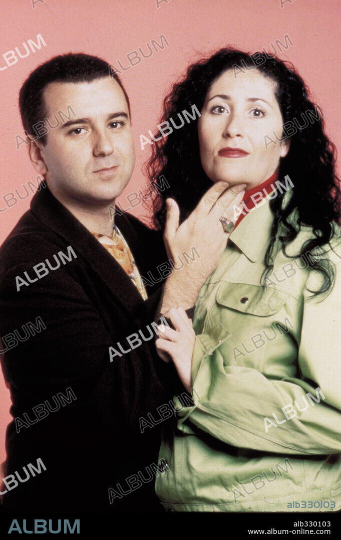 DUNIA AYUSO y FELIX SABROSO en PERDONA BONITA, PERO LUCAS ME QUERIA A MI, 1997, dirigida por DUNIA AYASO y FELIX SABROSO. Copyright SOGETEL/CRISTAL P.C., S.A.