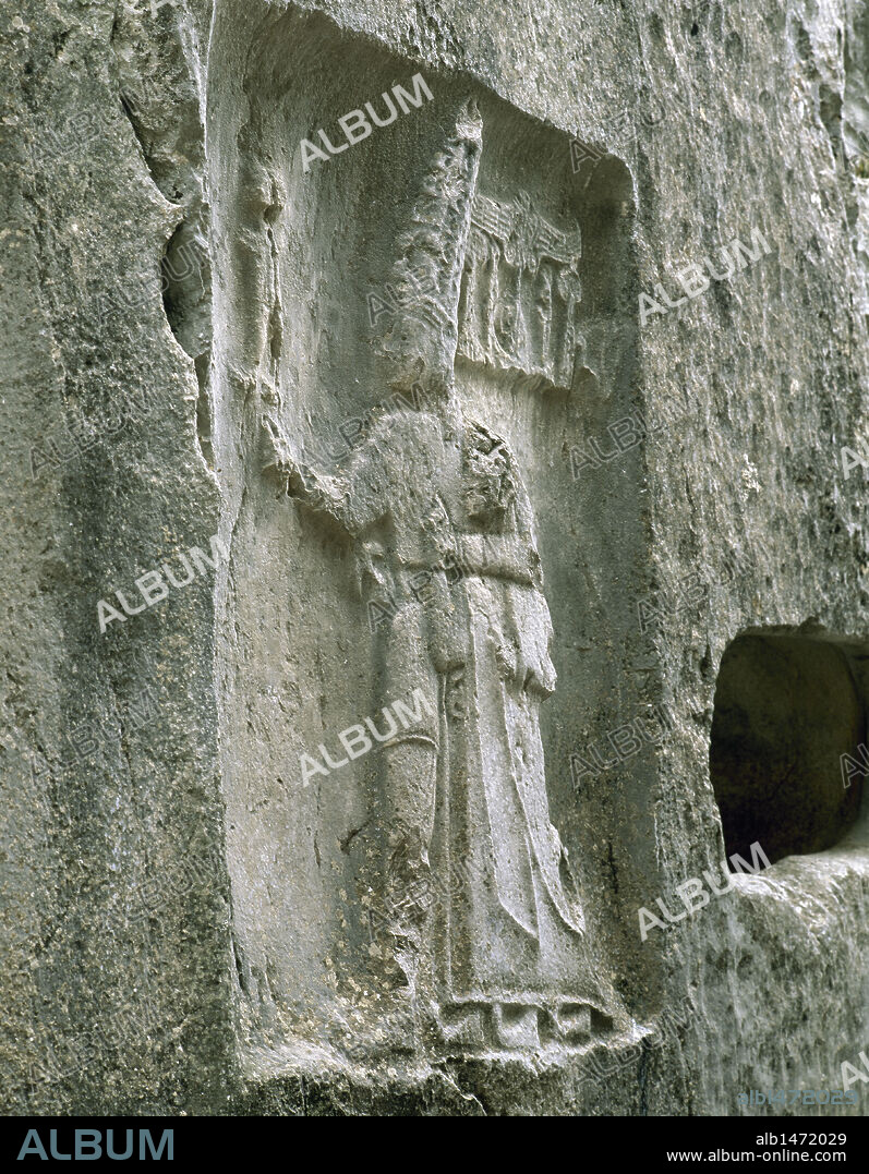 ARTE HITITA. TURQUIA. BAJORRELIEVE con la representación del REY HITITA TUDHALIYA IV (1250-1220 a. C.) abrazado por el dios SHARRUMA. Friso de la cámara principal del SANTUARIO RUPESTRE DE YAZILIKAYA (1275-1220 a. C.). Hattusa.