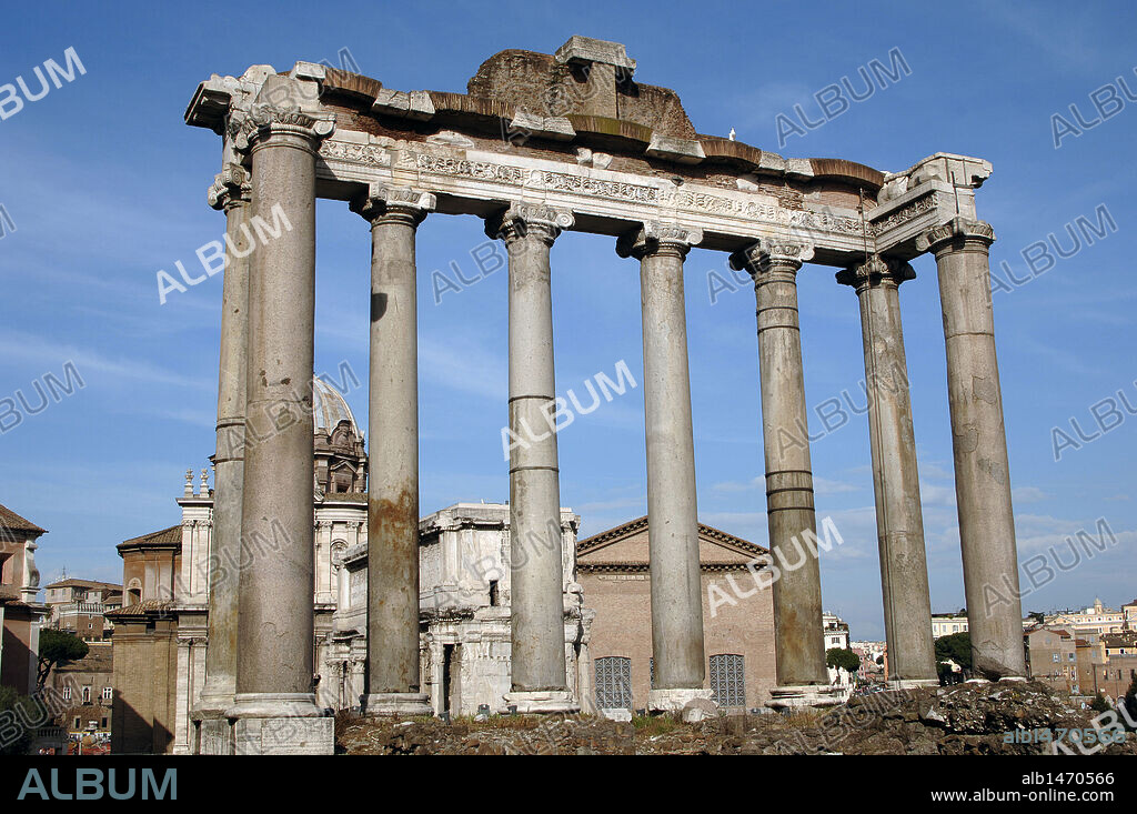 ARTE ROMANO. ITALIA. TEMPLO DE SATURNO. Erigido entre el 501 y el 498 a. C. y reconstruído tras su destrucción en un incendio en el siglo III. FORO ROMANO. ROMA.