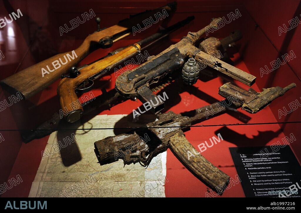 FUSILES y AMETRALLADORAS utilizanas por los partisanos. Contexto de la II Guerra Mundial. Letonia. Museo de la Ocupación. Riga. Letonia.