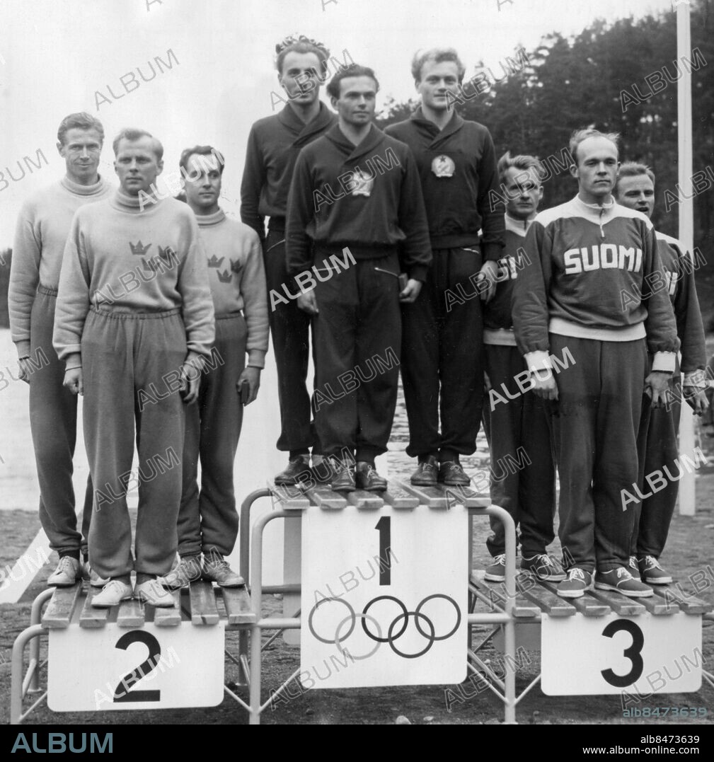 FINLAND HELSINGFORS 1952-07-25.. De vinnande lagen i modern femkamp vid de olympiska sommarspelen 1952 på prispallen. Från vänster ses silvermedaljörerna från Sverige, Lars Hall, Torsten Lindqvist och Claes Egnell, guldmedaljörerna från Ungern, Gábor Benedek, Aladár Kovácsi och István Szondy, samt bronsmedaljörerna från Finland, Olavi Mannonen, Lauri Vilkko och Olavi Rokka.. Foto: Olympic World Photo Pool / AB Text & Bilder / SVT / Kod: 5600. Engelsk originalbildtext.. Mapp: Modern 5-kamp i H-fors 1952: Svenskarna I:287H. Prisutdelningar.