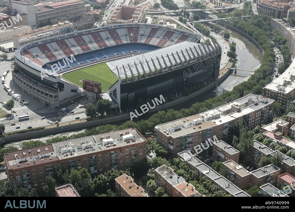 03-06-05. Madrid. Vistas aéreas de la ciudad. En la imagen: El Vicente Calderón, el río Manzanares y sus inmediaciones.