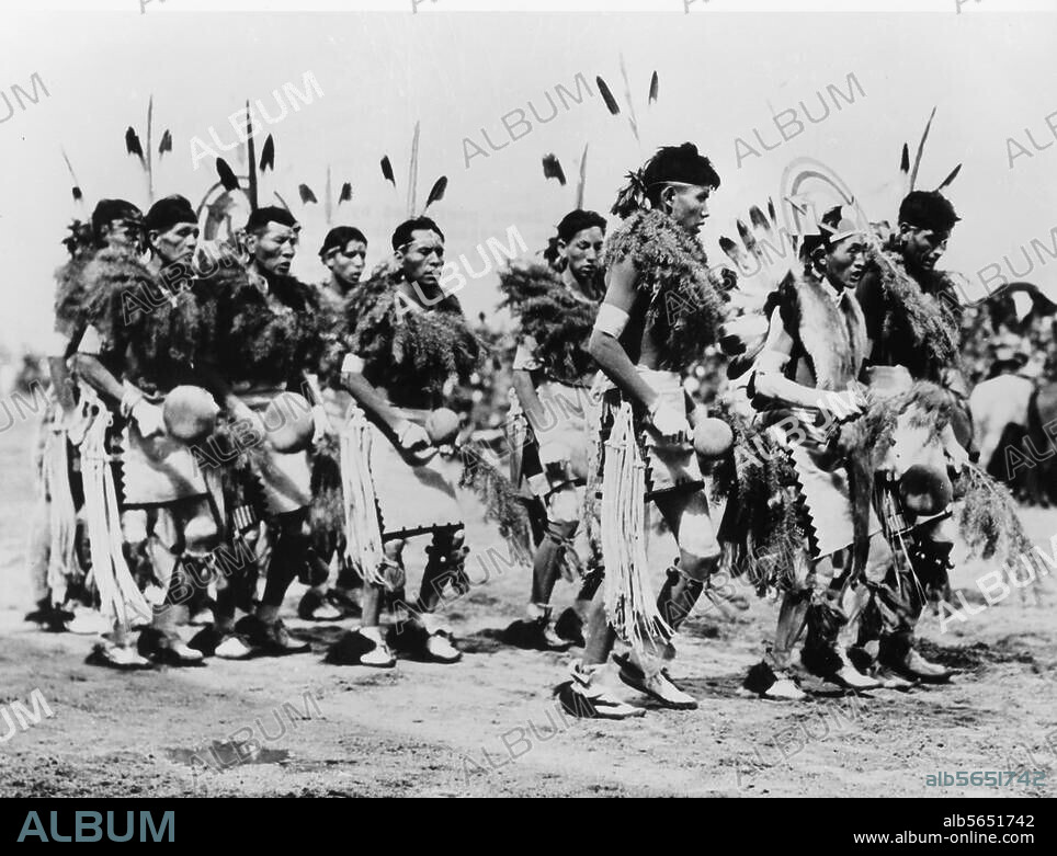 Ethnologie / Amérique. Indiens de San Ildefonso dansant la "danse du grain" de supplication pou la pluie. Photographie, v. 1950.