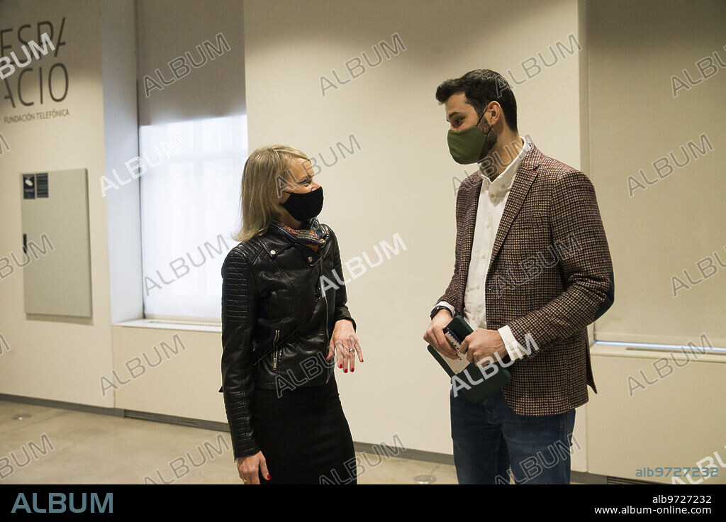 Madrid, 02/17/2021. Presentation of the book by David Gistau. In the image, Romina Caponetto with David Lema. Photo: Ángel de Antonio. ARCHDC.