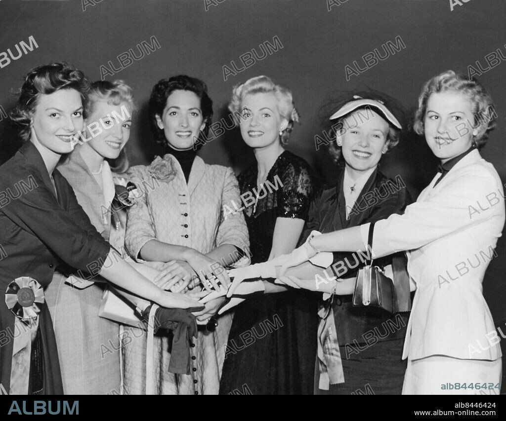 USA HOLLYWOOD 1952-07.. Orig. bildtext... SCANDINAVIANS ALL: In Hollywood for the Miss Universe contest, beauties visit Universal-International studios. U-I starlets Bodil Miller and Anita Ekberg are shown entertaining - left to right - Miss Sweden, Miss Denmark, (Bodil Miller who is danish), (Anita Ekberg who is swedish), Miss Norway, Miss Finland. Anm. Handpåläggning Leenden CD177 persons: Anita Ekberg ;Bodil Miller sites: DANMARK* ;FINLAND* ;HOLLYWOOD ;NORGE* ;SVERIGE* ;USA.