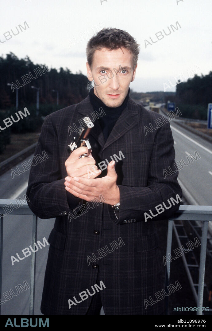 ALARM FOR COBRA 11 - THE MOTORWAY POLICE Andre and Semir manage to put a stop to the unscrupulous criminal Berger. But Andre (MARK KELLER) dies tragically in the process... Director: Helmut Metzger aka. A lonely victory / Title: ALARM FOR COBRA 11 - THE MOTORWAY POLICE / Germany 1999.
