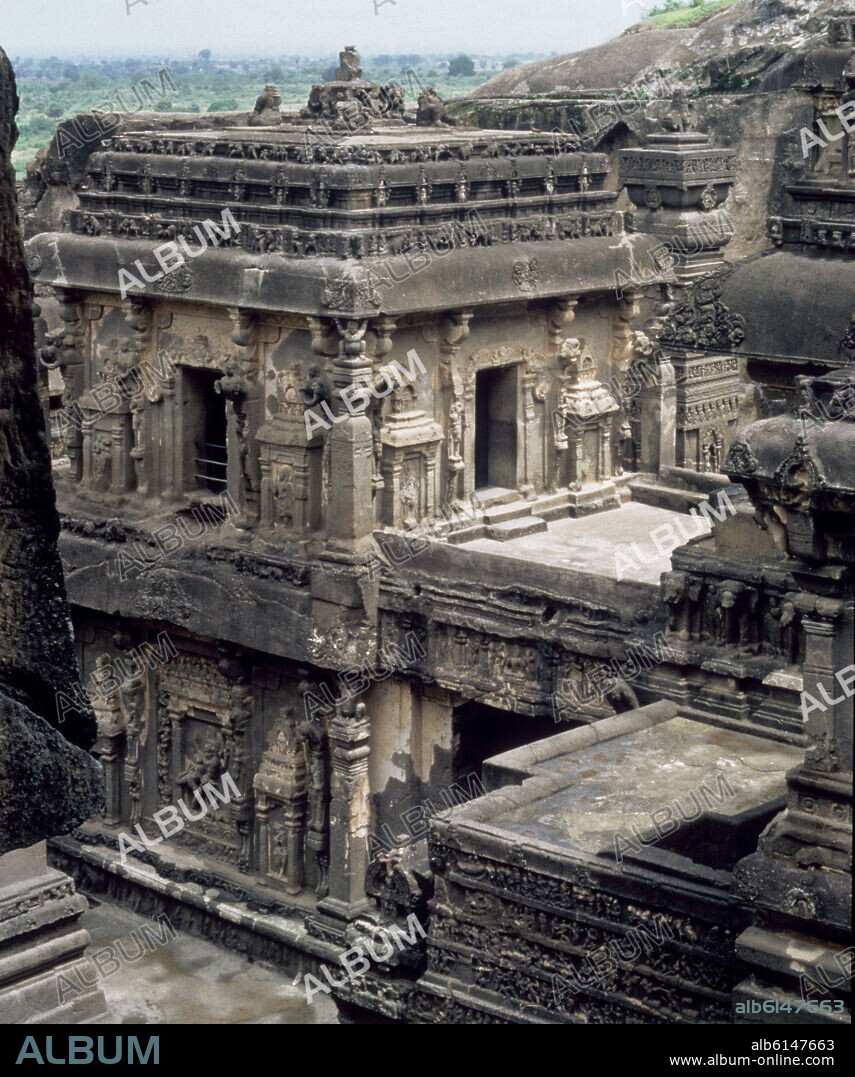 TEMPLO DE KAILASANATHA TALLADO EN UNA UNICA ROCA MONOLITICA - SIGLO VIII - ESTILO BRAMANICO.