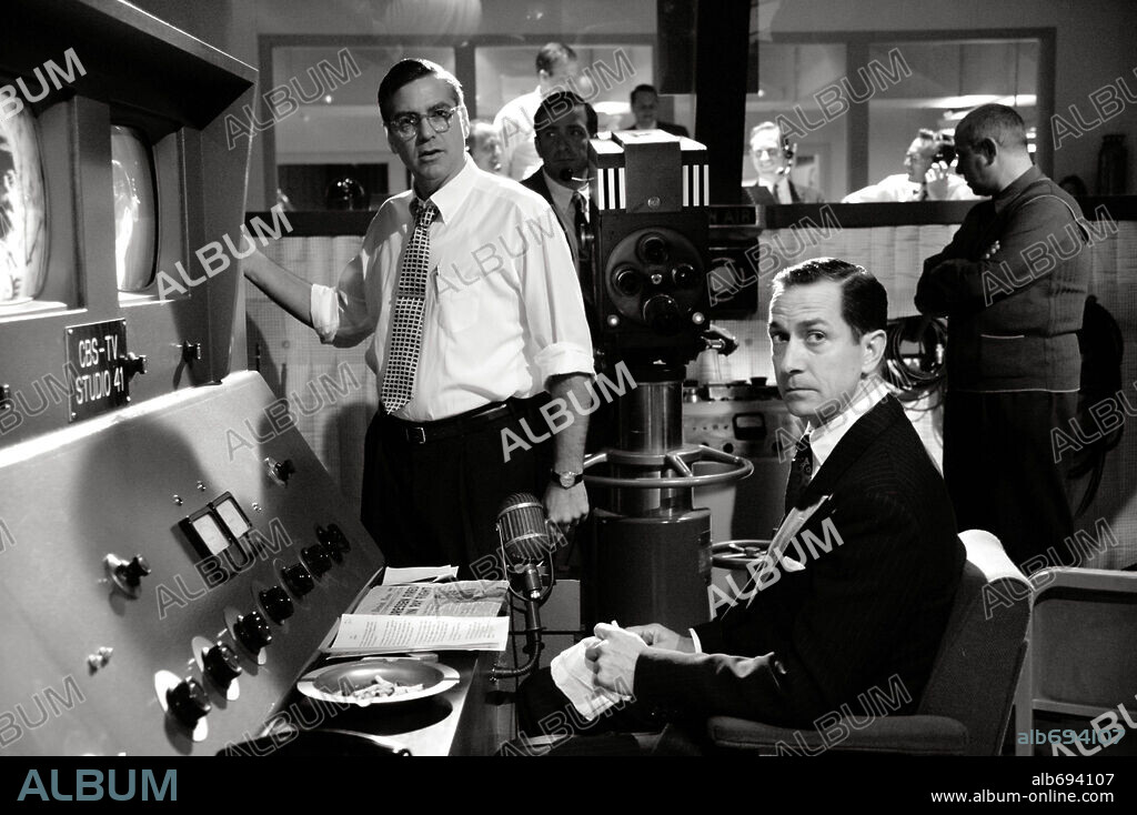 DAVID STRATHAIRN and GEORGE CLOONEY in GOOD NIGHT, AND GOOD LUCK, 2005, directed by GEORGE CLOONEY. Copyright WARNER INDEPENDENT PICTURES / GORDON, MELINDA SUE.